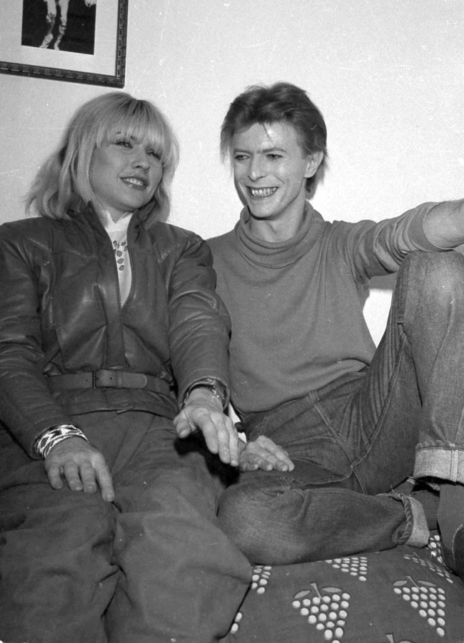 Debbie Harry και David Bowie  στα backstage του Broadway Booth Theatre