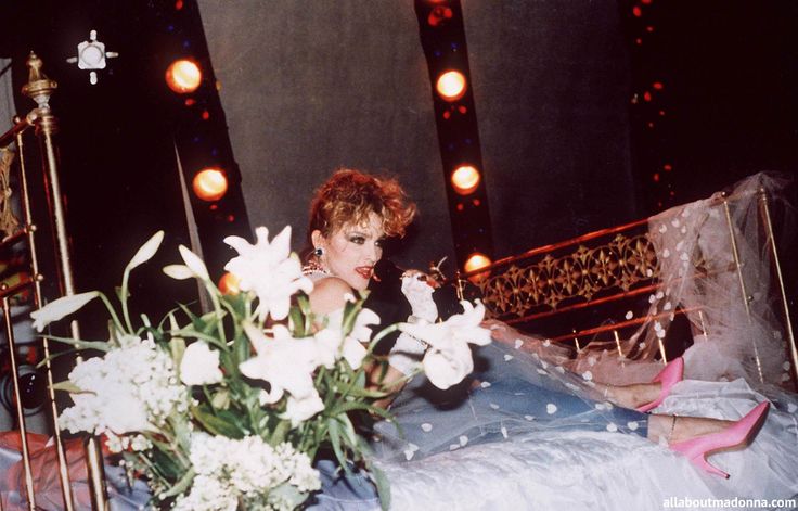 H Madonna ερμηνεύει το 'Dress You Up' στα γενέθλια του Keith Haring, 1984