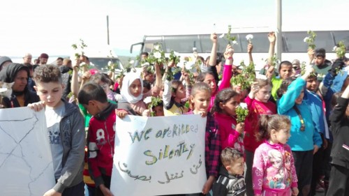 Παιδιά προσφύγων διαμαρτυρήθηκαν στον φράχτη της Ειδομένης