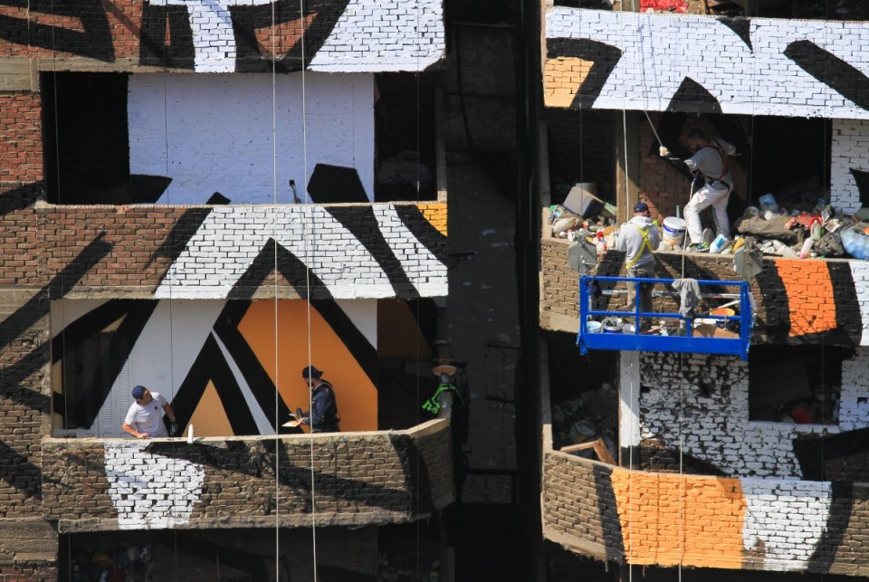 that-often-meant-working-in-close-quarters-which-werent-always-ideal--el-seed-says-he-frequently-had-to-step-over-pigs-and-stomach-foul-smells-during-the-project