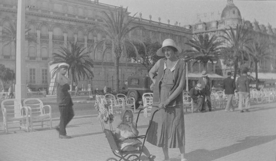 Nice 1931. Βόλτα στην παραλιακή λεωφόρο "Promenade des Anglais" με φόντο το ιστορικό ξενοδοχείο "RUHL"