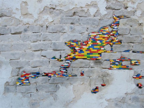 Ένας Γερμανός επιδιορθώνει τοίχους που καταρρέουν με Lego