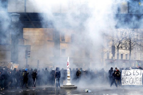 Γαλλία: Οι αντιδράσεις συνεχίζονται- Ανυποχώρητη η κυβέρνηση.