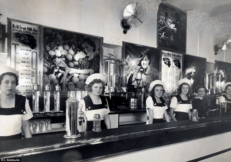 Το «Black & White Fruit Milk Bar» στο Wollongong. Το 1956 το αγόρασαν τα αδέλφια Πίτερ, Χάρι και Τεό Ταμπάκης.