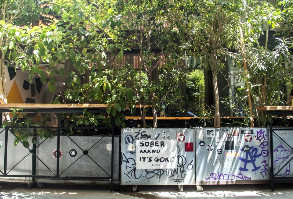 Και έξω από το six d.o.g.s