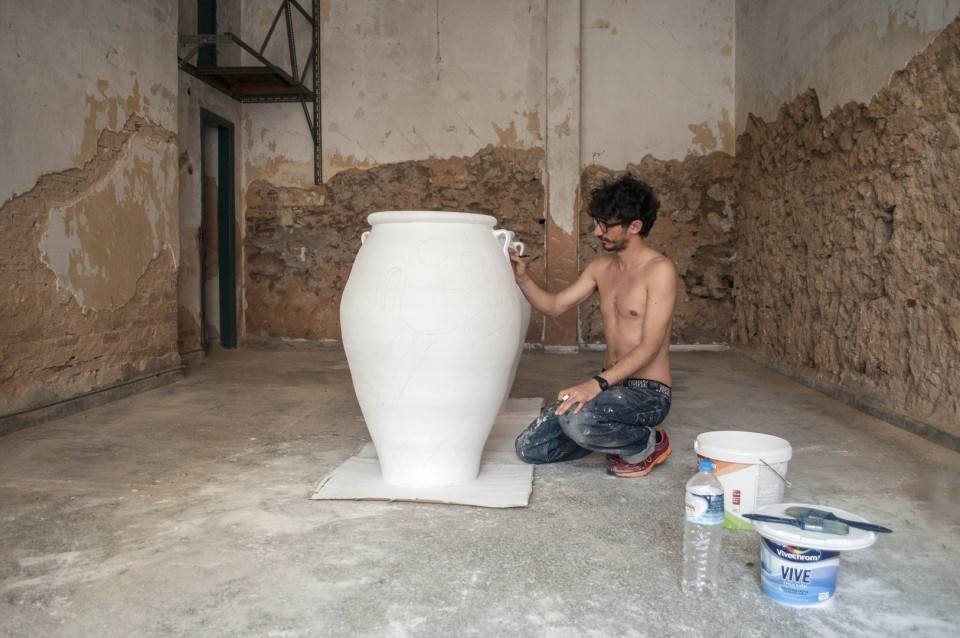 O Cacao μπήκε μόλις πριν δύο μέρες σε αυτό το χώρο για να δουλέψει πάνω στους δύο μεγάλους αμφορείς για την επερχόμενη έκθεσή του