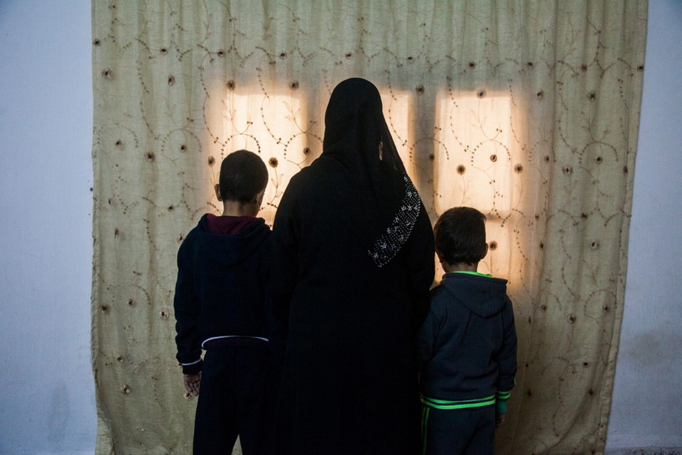 Η Φατίμα με τους δύο γιούς της στέκεται μπροστά στο παράθυρο του σπιτιού της. Ο σύζυγος της έχει καρκίνο στο πάγκρεας και δεν μπορεί να εργαστεί. Η οικογένεια επιβιώνει από την αλληλεγγύη των γειτόνων.