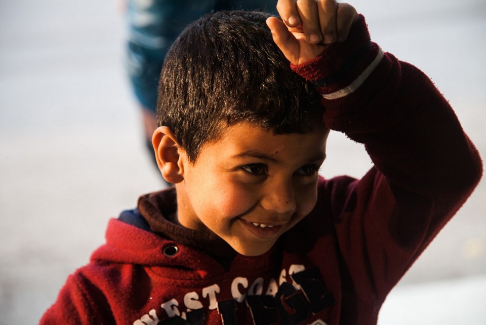 Ο 6χρονος Αχμέτ στέκεται μπροστά στη βιτρίνα ενός ζαχαροπλαστείου στο Ιρμπίντ. Ενώ αρχικά οι Ιορδανοί ήταν θετικοί με τους πρόσφυγες, σταδιακά η συμπεριφορά τους άλλαξε. Παρ ’όλα αυτά, ο ιδιοκτήτης του ζαχαροπλαστείου κάλεσε το μικρό αγόρι από τη Συρία και του πρόσφερε ένα γλυκό.