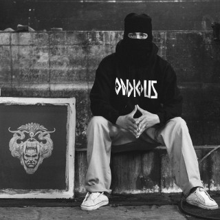 Υπάρχει ένα brand ένδυσης που εδρεύει στην «πόλη των φαντασμάτων» και τα βλέπει όλα …μαύρα