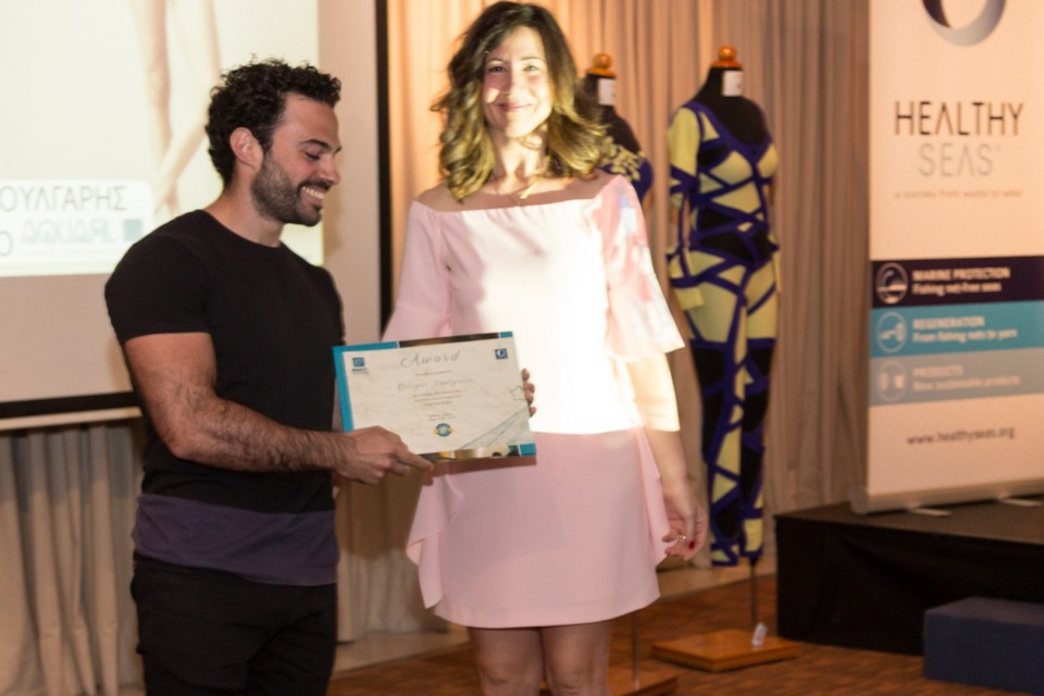 Ο Γιώργος Βούλγαρης παραλαμβάνει το 2ο βραβείο από την Maria Giovanna Sandrini, Brand & Communiation Manager του ECONYL- Φωτογραφία: Χρήστος Θρασυβούλου