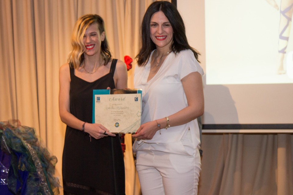 Η Κατερίνα Ρηγοπούλου παραλαμβάνει το 1ο βραβείο από την Νόπη Ρωμανίδου, Εμπνεύστρια και επικεφαλής του Doiteco Project -Φωτογραφία: Χρήστος Θρασυβούλου