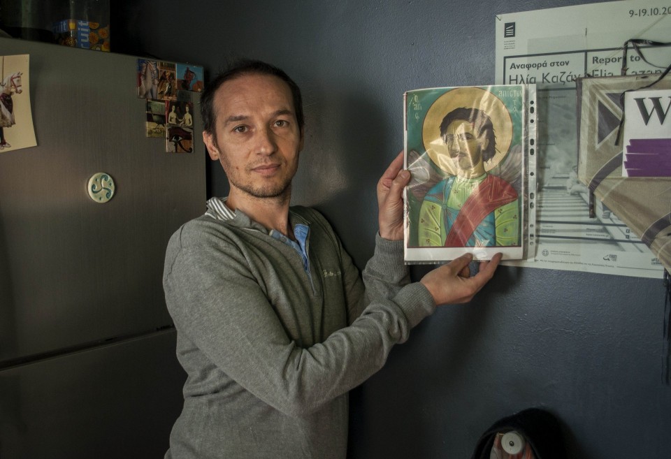 «Νομίζω ότι όλο αυτό πρέπει να είναι πορώδες, να μπορούμε να μπαίνουμε και να βγαίνουμε. Να μπορώ να πάω να παίξω στα μπαρ και στις πλατείες αλλά και στη Στέγη και στο Εθνικό». 