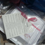 Την Κυριακή που μας πέρασε στη Μακρόνησο έγινε μια παρουσίαση βιβλίου. Προσφέρθηκε μάλιστα και «μενού εξορίας».