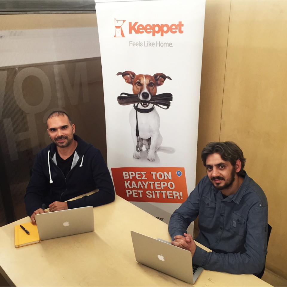  Φοίβος Παντελίδης και Χριστόφορος Βαλμάς, δύο εκ των τριών ιδρυτών του Keeppet, στο γραφείο τους στο Orange Grove της Ολλανδικής πρεσβείας.  