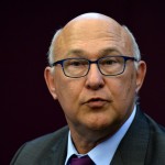 Γαλλία: Ο υπουργός Οικονομικών Μισέλ Σαπέν παραδέχεται ότι προέβη σε “ανάρμοστη χειρονομία” σε βάρος γυναίκας δημοσιογράφου