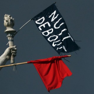 Στο Παρίσι δε φωνάζουν «Εμείς δεν είμαστε Έλληνες», αλλά ψιθυρίζουν μεταξύ τους «Να μη γίνουμε Ελλάδα»