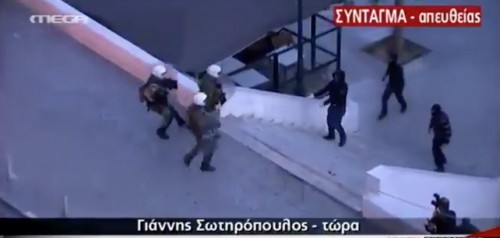 Τι είπε άραγε ο κουκουλοφόρος στα ΜΑΤ;