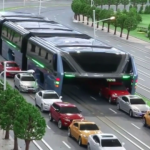 Κίνα: Υπερυψωμένο λεωφορείο περνάει πάνω από τα αυτοκίνητα για να αποφύγει την κίνηση