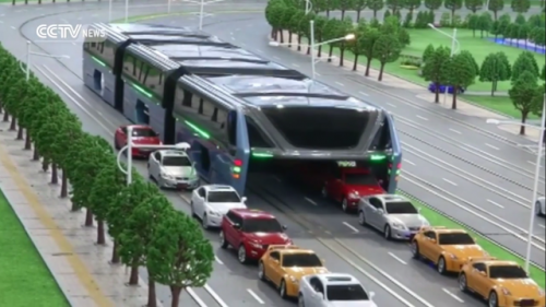 Κίνα: Υπερυψωμένο λεωφορείο περνάει πάνω από τα αυτοκίνητα για να αποφύγει την κίνηση