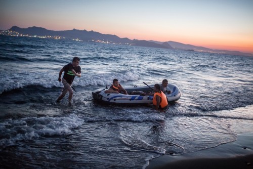 Ξύλινο σκάφος με 103 πρόσφυγες εντοπίστηκε ανοιχτά της Κρήτης