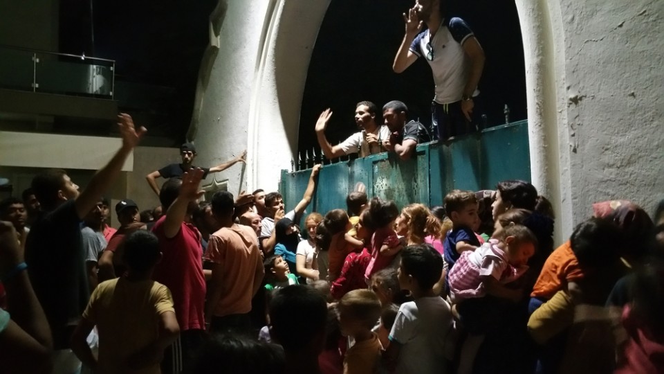 Αύγουστος 2015: Η ένταση αυξάνεται εσωτερικά και εξωτερικά του Δημοτικού Σταδίου στην Κω. Χιλιάδες πρόσφυγες δεν έχουν λάβει καμία πληροφορία για τη διαδικασία καταγραφής και έχουν παραμείνει εκεί εγκλωβισμένοι για περισσότερες από 24ώρες χωρίς φαγητό. © Mikael Mangold/MSF