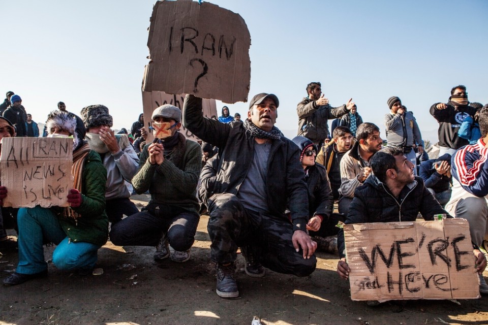 Νοέμβριος 2015: Το πρώτο κλείσιμο των συνόρων για όσους δεν προέρχονται από τη Συρία, το Ιράκ και το Αφγανιστάν. Πρόσφυγες από το Ιράν διαμαρτύρονται στη συνοριακή γραμμή της Ειδομένης. Ορισμένοι ράβουν τα στόματά τους. © Alex Yallop/MSF