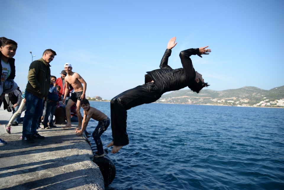 Νοέμβριος 2015: Σκηνές χαλάρωσης από τη ζωή των προσφύγων στο λιμάνι Βαθύ της Σάμου. Σαν μια προσπάθεια να ξορκίσουν το άγχος του θαλάσσιου περάσματος με διασκέδαση. © Aurelie Baumel/MSF