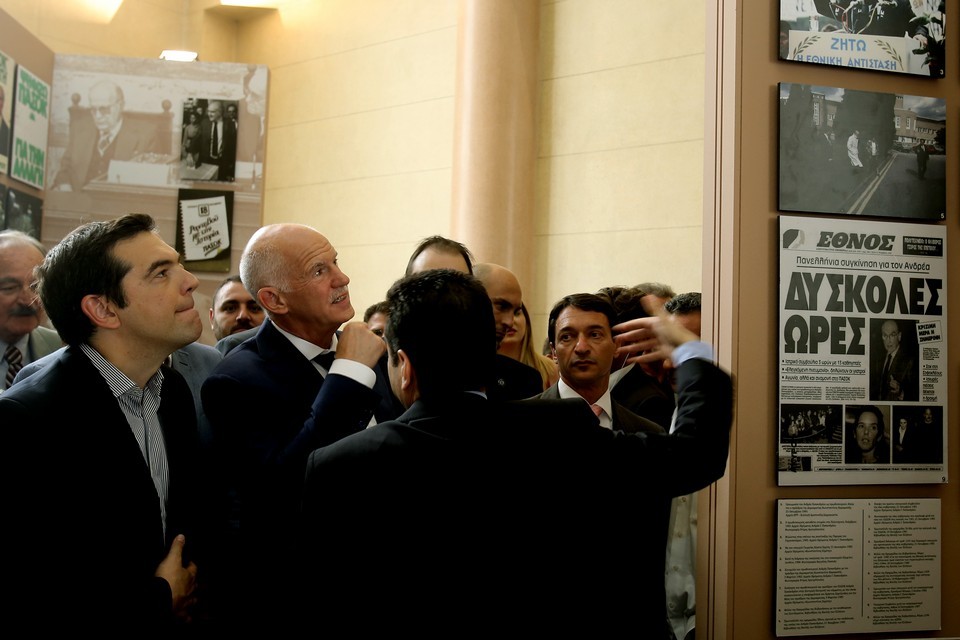 Åãêáßíéá Ýêèåóçò ðïõ äéïñãáíþíåé ôï ºäñõìá ôçò ÂïõëÞò ãéá ôçí ðñïóùðéêÞ êáé ðïëéôéêÞ äéáäñïìÞ ôïõ ÁíäñÝá ÐáðáíäñÝïõ, áðü ôï 1919 Ýùò ôï 1996, ôçí ÐÝìðôç 23 Éïõíßïõ 2016, óôï ÷þñï ôïõ Ðåñéóôõëßïõ ôçò ÂïõëÞò.