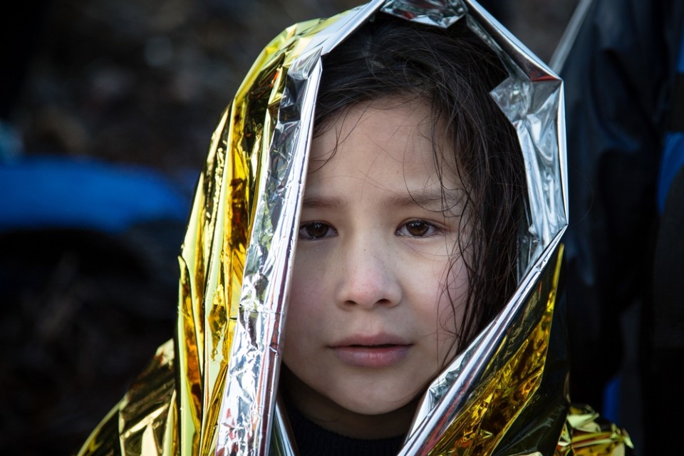 Δεκέμβριος 2015: Μέσα στο 2015, περισσότεροι από 800.000 πρόσφυγες διέσχισαν το Αιγαίο για να βρουν καταφύγιο στην Ευρώπη. Οι περισσότεροι προέρχονται από εμπόλεμες χώρες. Το ταξίδι τους είναι δύσκολο και επικίνδυνο, κυρίως το χειμώνα που οι θερμοκρασίες είναι ιδιαίτερα χαμηλές. Ένα από τα απαραίτητα εργαλεία των ομάδων των Γιατρών Χωρίς Σύνορα που διενεργούν επιχειρήσεις διάσωσης στο Αιγαίο σε συνεργασία με την Greenpeace, είναι οι ισοθερμικές κουβέρτες, καθώς πολλοί από τους διασωθέντες υποφέρουν από υποθερμία. © Will Rose