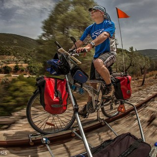 Ο φωτογράφος Λουκάς Χαψής διέσχησε με το ποδήλατό του το εγκαταλελειμμένο σιδηροδρομικό δίκτυο Πελοποννήσου
