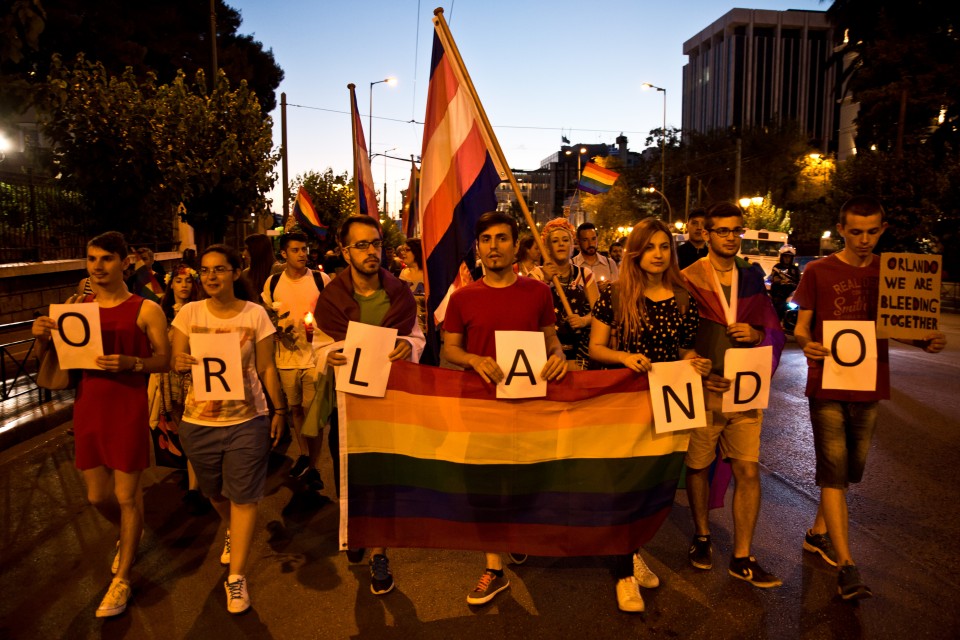 ÓõãêÝíôñùóç óôçí ðëáôåßá ÓõíôÜãìáôïò êáé ðïñåßá ìíÞìçò ìÝ÷ñé ôçí ÁìåñéêÜíéêç Ðñåóâåßá, ôùí èõìÜôùí ôçò åðßèåóçò óå ãêÝé êëáìð ôïõ ÏñëÜíôï ôùí ÇÐÁ óôéò 12 éïõíßïõ. ÁèÞíá, Éïýíéïò 2016