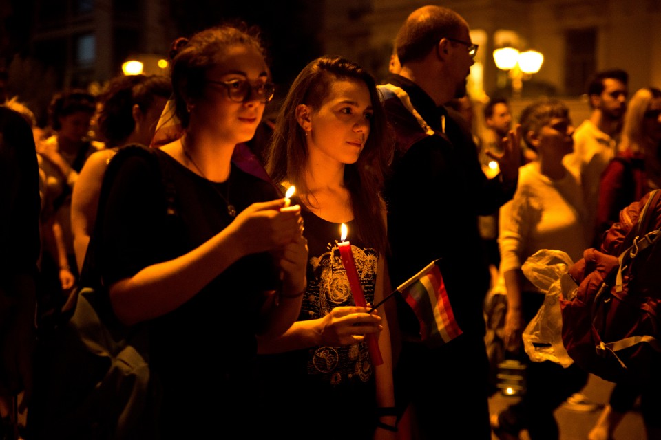 ÓõãêÝíôñùóç óôçí ðëáôåßá ÓõíôÜãìáôïò êáé ðïñåßá ìíÞìçò ìÝ÷ñé ôçí ÁìåñéêÜíéêç Ðñåóâåßá, ôùí èõìÜôùí ôçò åðßèåóçò óå ãêÝé êëáìð ôïõ ÏñëÜíôï ôùí ÇÐÁ óôéò 12 éïõíßïõ. ÁèÞíá, Éïýíéïò 2016