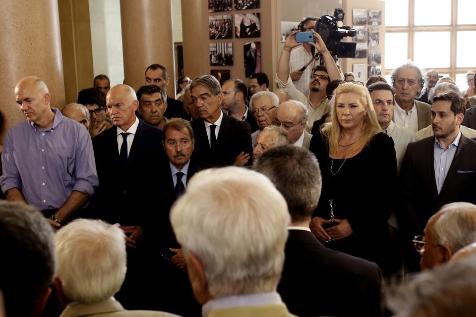 Åãêáßíéá Ýêèåóçò ðïõ äéïñãáíþíåé ôï ºäñõìá ôçò ÂïõëÞò ãéá ôçí ðñïóùðéêÞ êáé ðïëéôéêÞ äéáäñïìÞ ôïõ ÁíäñÝá ÐáðáíäñÝïõ, áðü ôï 1919 Ýùò ôï 1996, ôçí ÐÝìðôç 23 Éïõíßïõ 2016, óôï ÷þñï ôïõ Ðåñéóôõëßïõ ôçò ÂïõëÞò.