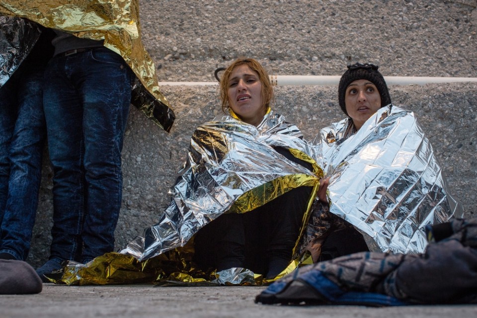 Δεκέμβριος 2015: Οι ομάδες των Γιατρών Χωρίς Σύνορα και της Greenpeace σπεύδουν στα ανοιχτά της Λέσβου καθώς μια ξύλινη βάρκα γεμάτη με πρόσφυγες έχει ανατραπεί και όλοι οι άνθρωποι βρίσκονται μέσα στο νερό. Ακολουθεί μεγάλη επιχείρηση διάσωσης μαζί με τη Frontex, τη SeaWatch και την Proactiva. Συνολικά διασώθηκαν 83 άνθρωποι. Ένας 80χρονος άνδρας κι ένα βρέφος 9 μηνών δεν θα τα καταφέρουν, πνίγονται. © Will Rose