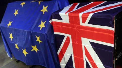 Η ευρωπαϊκή σύνοδος κορυφής θα πιέσει τη Βρετανία να ξεκινήσει επισήμως τη διαδικασία της εξόδου από την ΕΕ