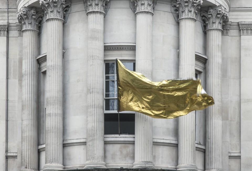 Η σημαία είναι κατασκευασμένη από τέσσερις μεταχειρισμένες αλουμινοκουβέρτες, που συλλέχθηκαν στο νησί της Λέσβου.