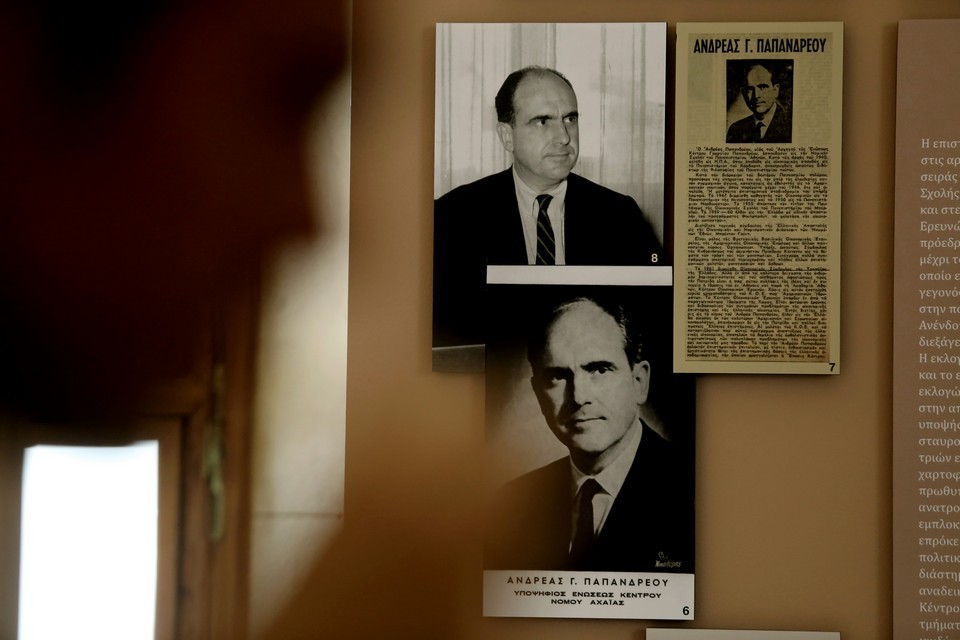 Åãêáßíéá Ýêèåóçò ðïõ äéïñãáíþíåé ôï ºäñõìá ôçò ÂïõëÞò ãéá ôçí ðñïóùðéêÞ êáé ðïëéôéêÞ äéáäñïìÞ ôïõ ÁíäñÝá ÐáðáíäñÝïõ, áðü ôï 1919 Ýùò ôï 1996, ôçí ÐÝìðôç 23 Éïõíßïõ 2016, óôï ÷þñï ôïõ Ðåñéóôõëßïõ ôçò ÂïõëÞò.