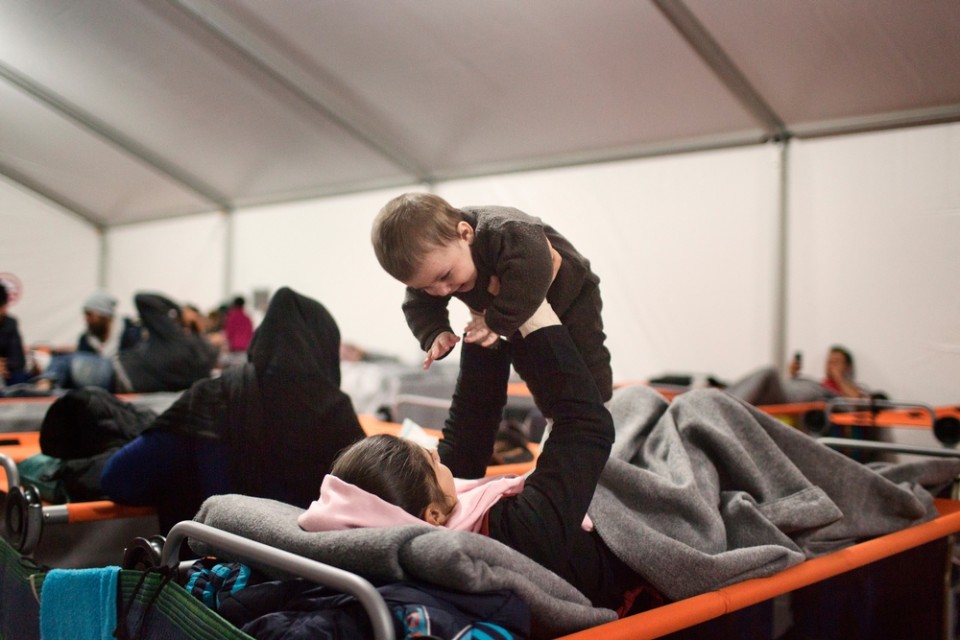 Ιανουάριος 2016: Νεαρή κοπέλα από το Αφγανιστάν παίζει με τον αδερφό της στον καταυλισμό προσωρινής διαμονής των Γιατρών Χωρίς Σύνορα στον Μανταμάδο, αμέσως μετά την άφιξή τους στη Λέσβο. ©Alessandro Penso/MSF/Greenpeace