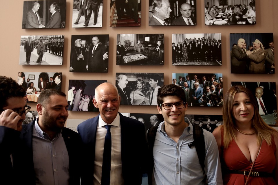 Åãêáßíéá Ýêèåóçò ðïõ äéïñãáíþíåé ôï ºäñõìá ôçò ÂïõëÞò ãéá ôçí ðñïóùðéêÞ êáé ðïëéôéêÞ äéáäñïìÞ ôïõ ÁíäñÝá ÐáðáíäñÝïõ, áðü ôï 1919 Ýùò ôï 1996, ôçí ÐÝìðôç 23 Éïõíßïõ 2016, óôï ÷þñï ôïõ Ðåñéóôõëßïõ ôçò ÂïõëÞò.