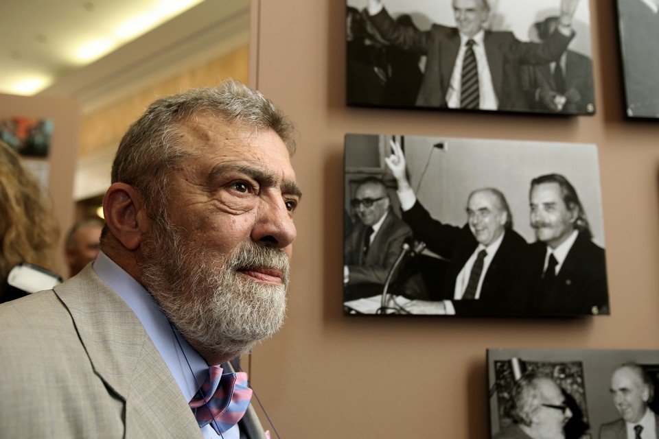 Åãêáßíéá Ýêèåóçò ðïõ äéïñãáíþíåé ôï ºäñõìá ôçò ÂïõëÞò ãéá ôçí ðñïóùðéêÞ êáé ðïëéôéêÞ äéáäñïìÞ ôïõ ÁíäñÝá ÐáðáíäñÝïõ, áðü ôï 1919 Ýùò ôï 1996, ôçí ÐÝìðôç 23 Éïõíßïõ 2016, óôï ÷þñï ôïõ Ðåñéóôõëßïõ ôçò ÂïõëÞò.