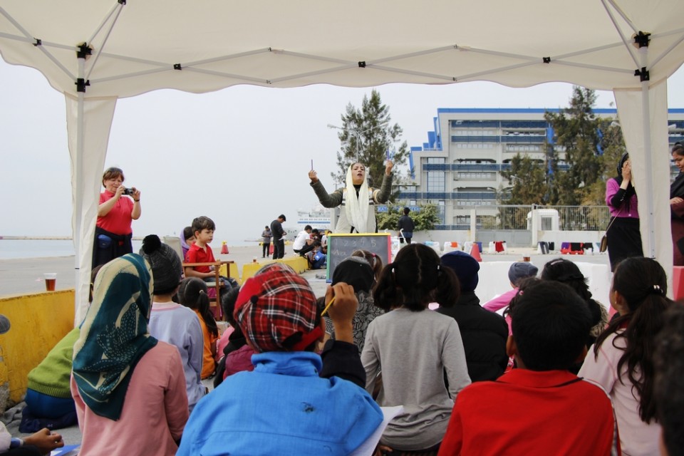 Μάρτιος 2016: Γυναίκα από το Αφγανιστάν διδάσκει αγγλικά σε άλλους πρόσφυγες στο λιμάνι του Πειραιά. © Mohammad Ghannam/MSF