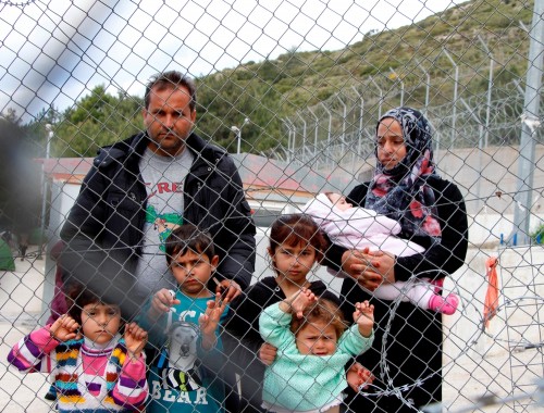 Έκκληση της Διεθνούς Αμνηστίας προς τις ελληνικές αρχές για μεταφορά των προσφύγων στην ηπειρωτική χώρα
