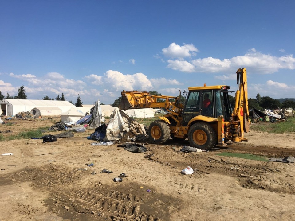 Μάιος 2016: Το τέλος της Ειδομένης, καθώς οι αρχές προχωρούν σε εκκένωση του καταυλισμού που στέγαζε μέχρι και 15.000 ανθρώπους. Οι Γιατροί Χωρίς Σύνορα καταγγέλλουν την υποχρεωτική μεταφορά χιλιάδων προσφύγων, την έλλειψη πληροφόρησης σχετικά με τους προορισμούς τους, καθώς και τους περιορισμούς που επιβλήθηκαν στην παροχή ανθρωπιστικής βοήθειας κατά τη διάρκεια της διαδικασίας εκκένωσης. © Amir Karimi/MSF