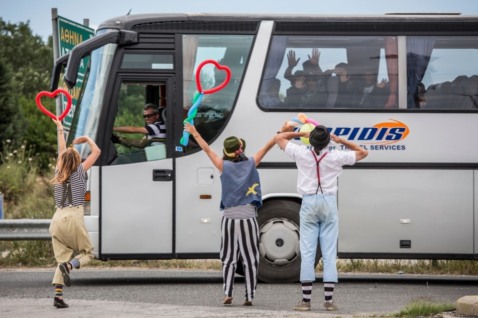 Μάιος 2016: Κλόουν αποχαιρετούν τους πρόσφυγες κατά την εκκένωση του καταυλισμού της Ειδομένης. ©Jodi Hilton/Pulitzer Center on Crisis Reporting