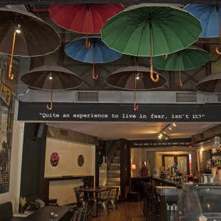 Το White Rabbit στα Εξάρχεια είναι σαν το “Central Perk” από τα Φιλαράκια