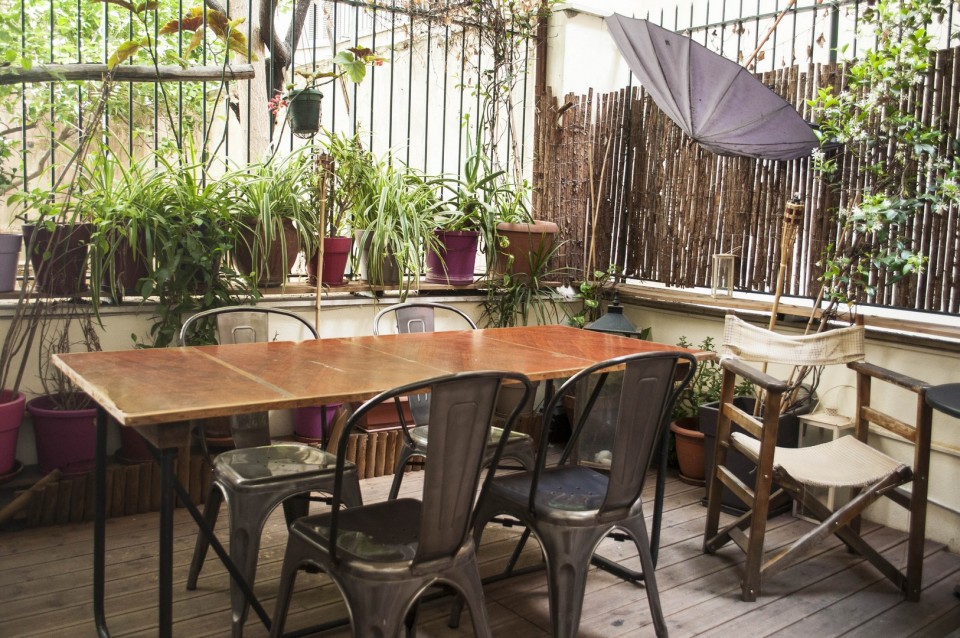 Τώρα το καλοκαίρι η αυλή γεμίζει από κόσμο 