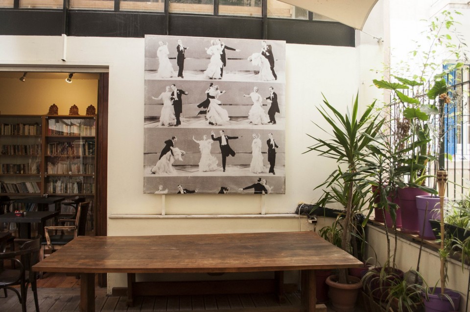 Μπορείς να διαβάσεις παρέα με το ποτό σου στην όμορφη αυλή 