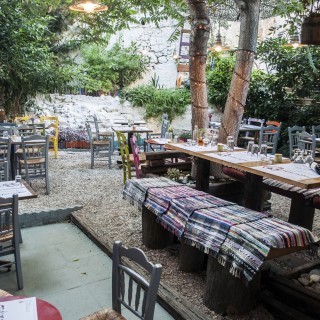 Μια καλά κρυμμένη αυλή στον Νέο Κόσμο σερβίρει πράσινη φάβα Κοζάνης και ποντιακό καρότο