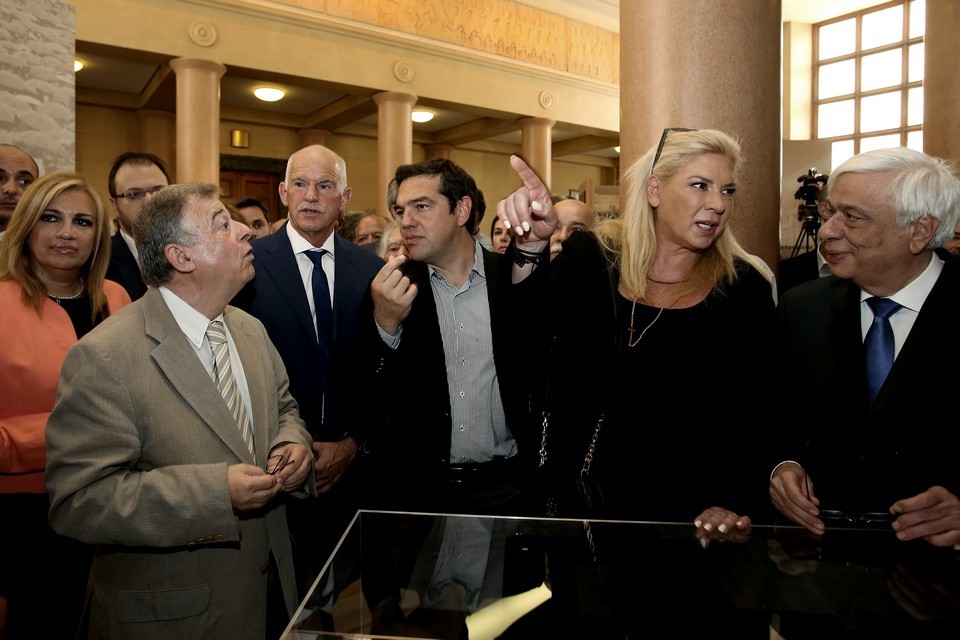 Åãêáßíéá Ýêèåóçò ðïõ äéïñãáíþíåé ôï ºäñõìá ôçò ÂïõëÞò ãéá ôçí ðñïóùðéêÞ êáé ðïëéôéêÞ äéáäñïìÞ ôïõ ÁíäñÝá ÐáðáíäñÝïõ, áðü ôï 1919 Ýùò ôï 1996, ôçí ÐÝìðôç 23 Éïõíßïõ 2016, óôï ÷þñï ôïõ Ðåñéóôõëßïõ ôçò ÂïõëÞò.