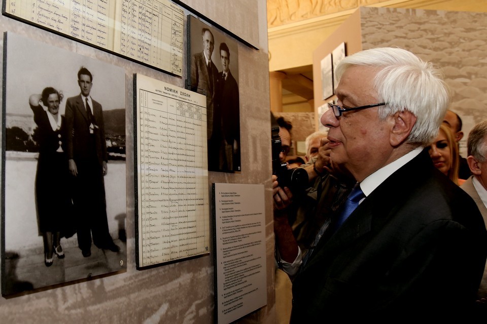 Åãêáßíéá Ýêèåóçò ðïõ äéïñãáíþíåé ôï ºäñõìá ôçò ÂïõëÞò ãéá ôçí ðñïóùðéêÞ êáé ðïëéôéêÞ äéáäñïìÞ ôïõ ÁíäñÝá ÐáðáíäñÝïõ, áðü ôï 1919 Ýùò ôï 1996, ôçí ÐÝìðôç 23 Éïõíßïõ 2016, óôï ÷þñï ôïõ Ðåñéóôõëßïõ ôçò ÂïõëÞò.